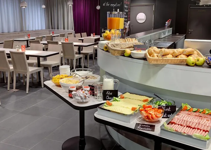 Meininger Downtown Sissi Готель 3*