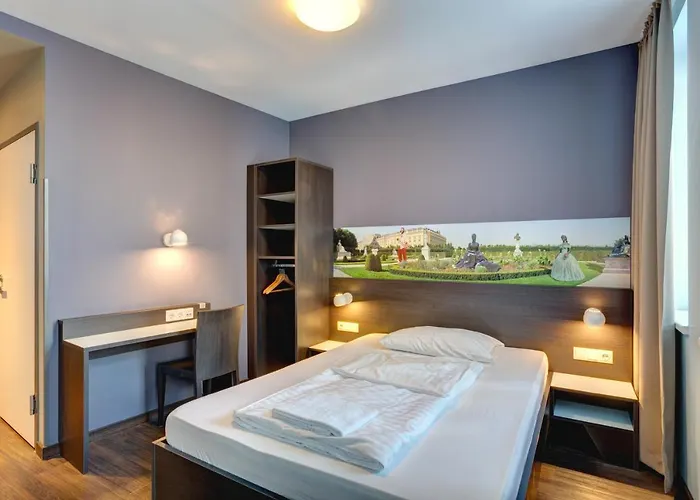 Meininger Downtown Sissi Готель 3*
